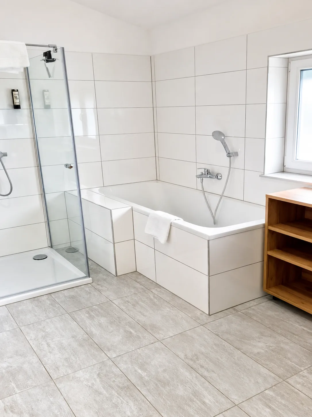 Badezimmer im Obergeschoss: Badewanne mit Handbrause