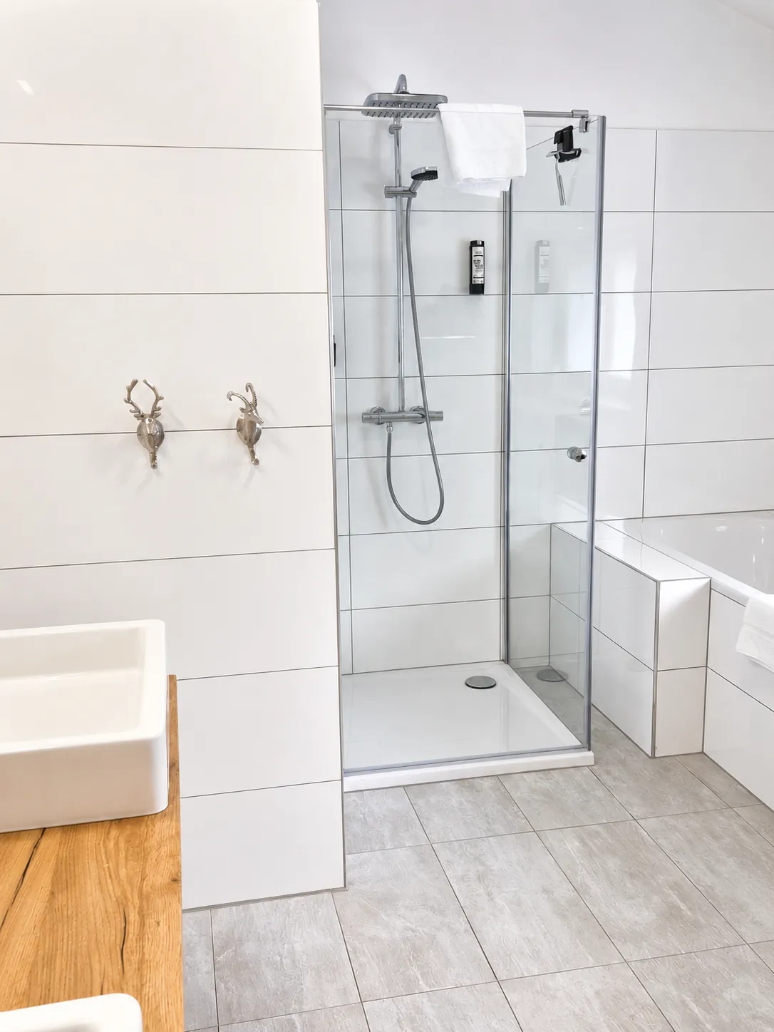 Badezimmer im Obergeschoss: ebenerdige Dusche