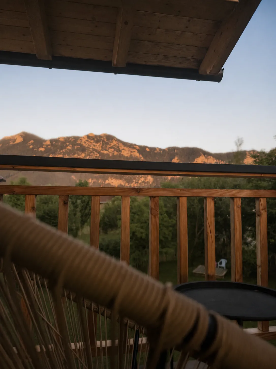 Abendlicher Bergblick vom Balkon des Chalets