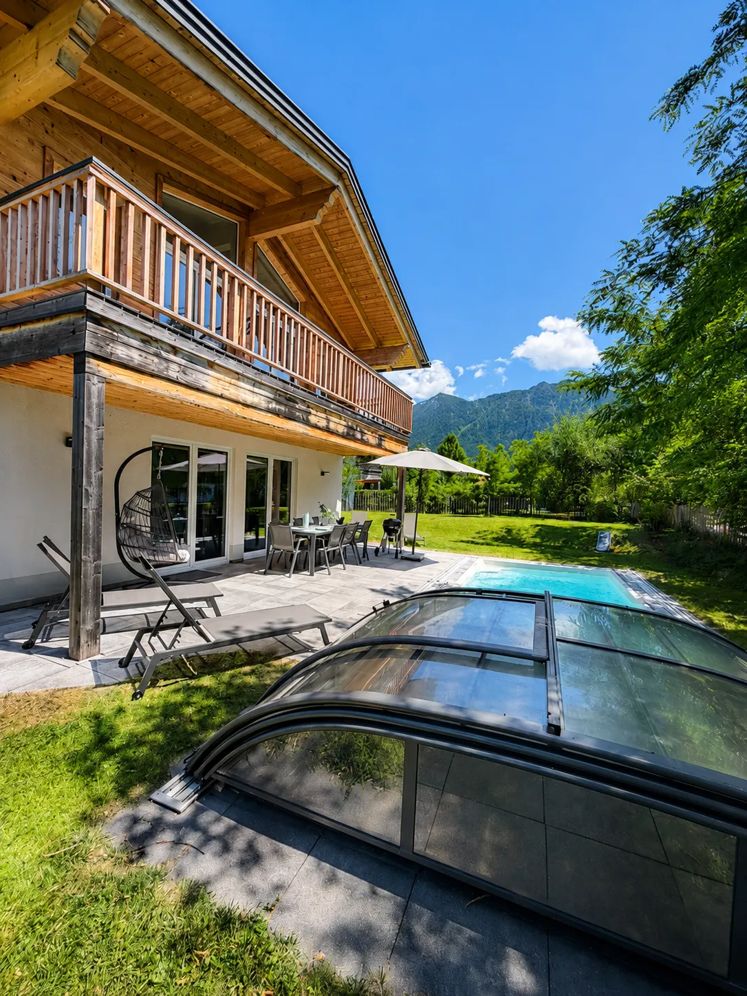 Chalet mit Balkon, privatem Pool und Bergblick