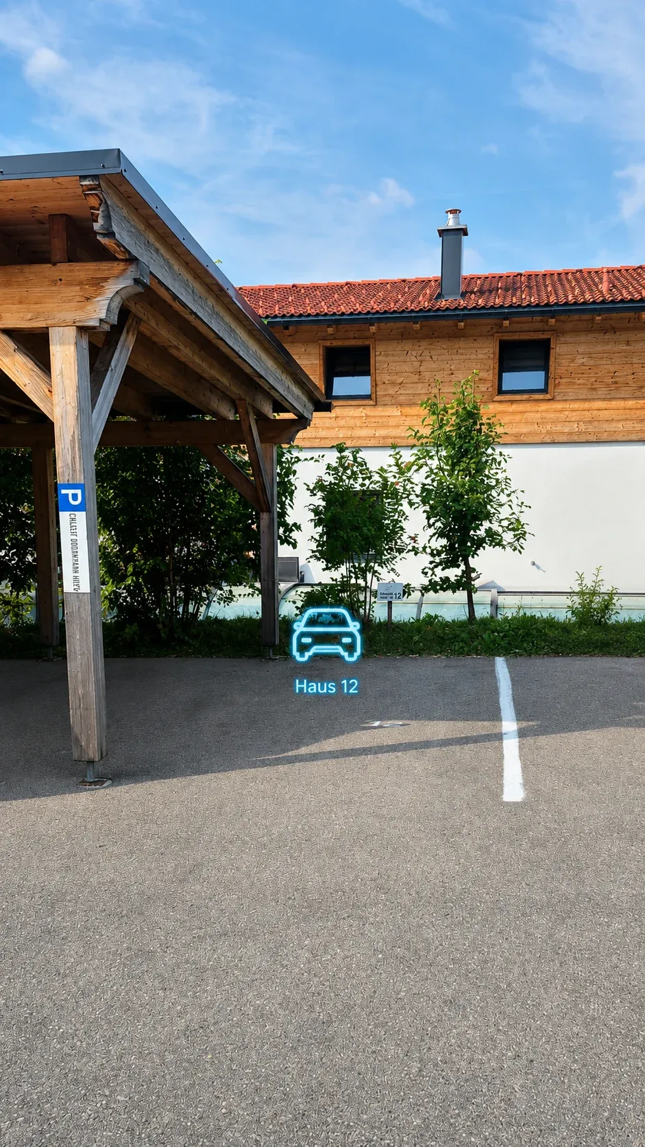 Gekennzeichneter Stellplatz von Haus 12 direkt neben dem Carport an der Resort-Zufahrt